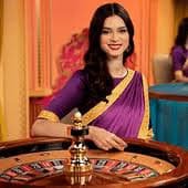 মোবাইলে স্থানীয় বিনোদন গাইড পড়ার দৃশ্য